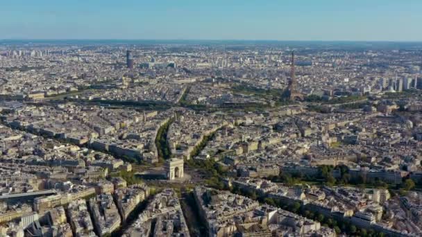 PARIS, FRANCE - MAY, 2019: Aerial drone view of Triumphal Arch and and Eiffel tower in historical city centre. — Stock Video