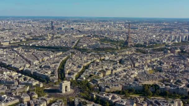 PARIS, FRANCE - MAI 2019 : Vue aérienne par drone de l'arche de triomphe et de la tour Eiffel dans le centre-ville historique . — Video