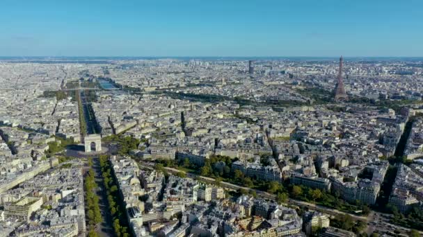 PARIS, FRANCE - MAY, 2019: Aerial drone view of Triumphal Arch and and Eiffel tower in historical city centre. — ストック動画