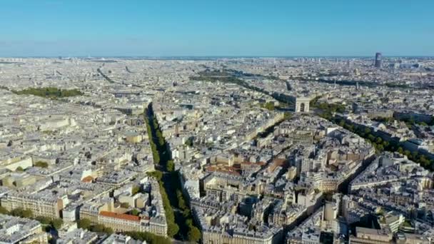 PARIGI, FRANCIA - MAGGIO 2019: Veduta aerea drone dell'Arco di Trionfo e della Torre Eiffel nel centro storico della città . — Video Stock