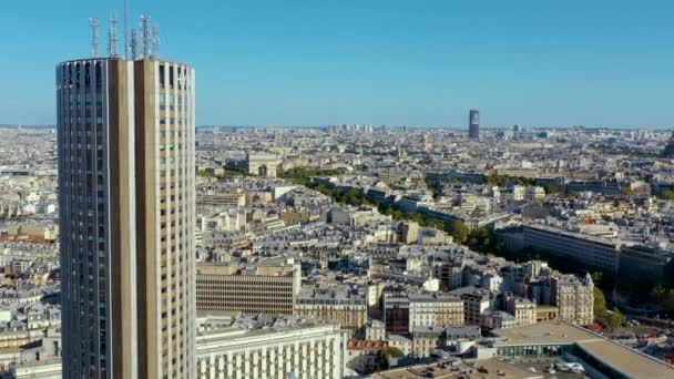 PARIGI, FRANCIA - MAGGIO 2019: Veduta aerea drone dell'Arco di Trionfo e della Torre Eiffel nel centro storico della città . — Video Stock