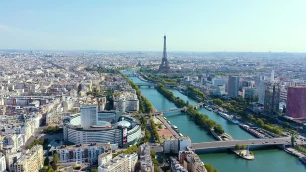 PARIS, FRANCE - MAY, 2019: Aerial drone view of Eiffel tower and Seine river in historical city centre from above. — 비디오