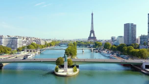 PARÍS, FRANCIA - MAYO de 2019: Vista aérea del dron de la torre Eiffel y el río Sena en el centro histórico de la ciudad desde arriba . — Vídeos de Stock