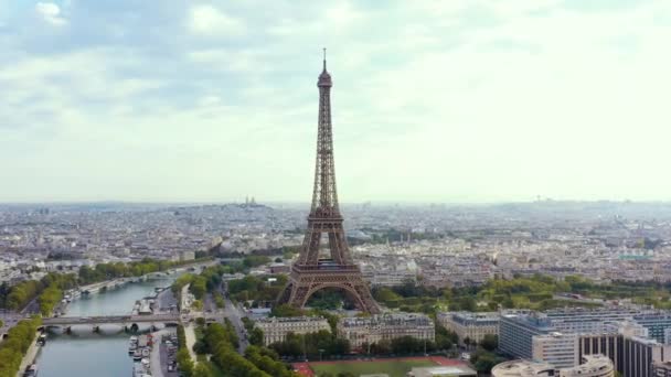 PARIS, FRANCE - MAY, 2019: Aerial drone view of Eiffel tower and historical city centre from above. — стокове відео