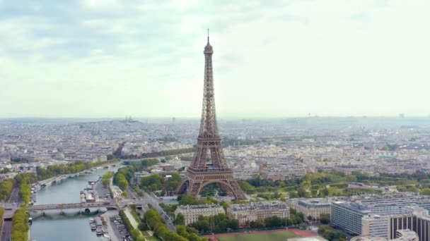 PARIS, FRANCE - MAY, 2019: Aerial drone view of Eiffel tower and historical city centre from above. — 비디오