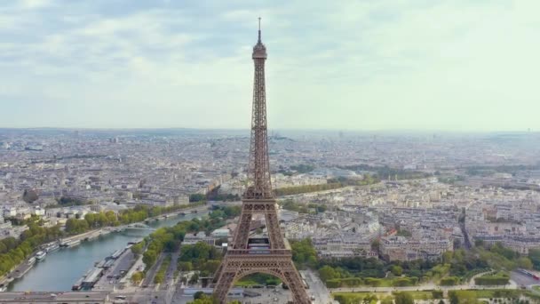 PARIS, FRANCE - MAY, 2019: Aerial drone view of Eiffel tower and historical city centre from above. — Stock video