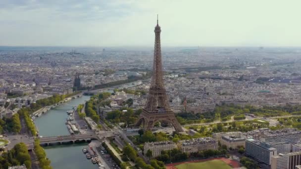 PARIS, FRANCE - MAY, 2019: Aerial drone view of Eiffel tower and Seine river in historical city centre from above. — 图库视频影像