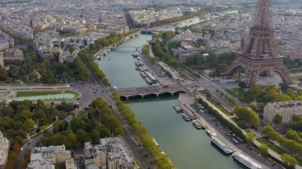 PARÍS, FRANCIA - MAYO de 2019: Vista aérea del dron de la torre Eiffel y el río Sena en el centro histórico de la ciudad desde arriba . — Vídeos de Stock