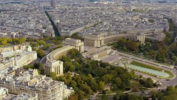 PARIS, FRANCE - MAY, 2019: Aerial drone view of the Chaillot palace and Trocadero garden near the Eiffel tower. — Stockvideo