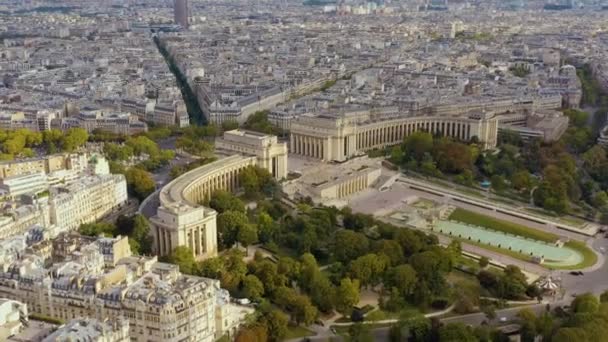 PARIS, FRANCE - MAY, 2019: Aerial drone view of the Chaillot palace and Trocadero garden near the Eiffel tower. — Stock video
