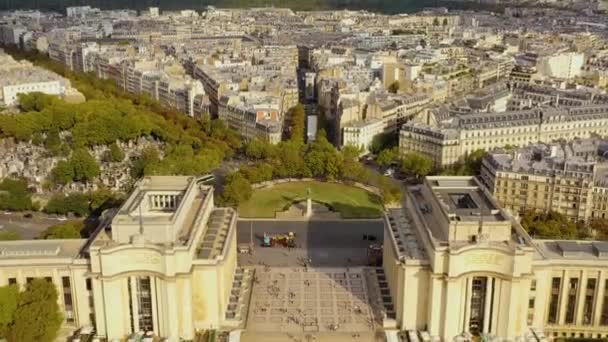 PARIS, FRANCE - MAY, 2019: Aerial drone view of the Chaillot palace and Trocadero garden near the Eiffel tower. — Stockvideo