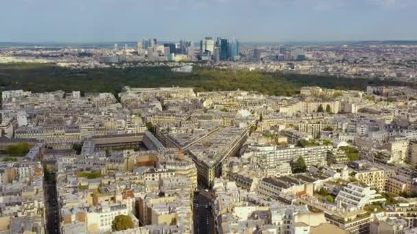 ПАРИЖ, ФРАНЦИЯ - МАЙ, 2019: Воздушный беспилотник с видом на центр Парижа. Историческая часть города с достопримечательностями . — стоковое видео