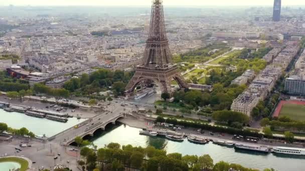 PARIS, FRANCE - MAI 2019 : Vue aérienne par drone de la tour Eiffel et de la Seine dans le centre-ville historique . — Video