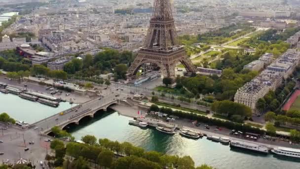 PARIS, FRANCE - MAY, 2019: Aerial drone view of Eiffel tower and Seine river in historical city centre from above. — ストック動画