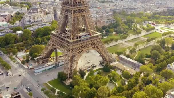 PARIS, FRANCE - MAY, 2019: Aerial drone view of Eiffel tower and historical city centre from above. — Αρχείο Βίντεο