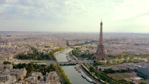 PARIS, FRANCE - MAY, 2019: Aerial drone view of Eiffel tower and Seine river in historical city centre from above. — Stok video