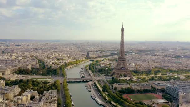 PARIGI, FRANCIA - MAGGIO 2019: Veduta aerea drone della Torre Eiffel e della Senna nel centro storico della città dall'alto . — Video Stock