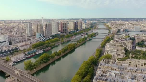 PARÍS, FRANCIA - MAYO de 2019: Vista aérea del distrito de arquitectura moderna a orillas del río Sena en el centro de la ciudad . — Vídeos de Stock
