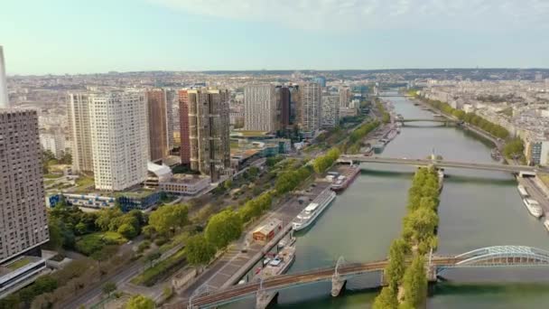 PARIS, FRANCE - MAY, 2019: Aerial drone view of the Seine riverside with bridges. — Stock video