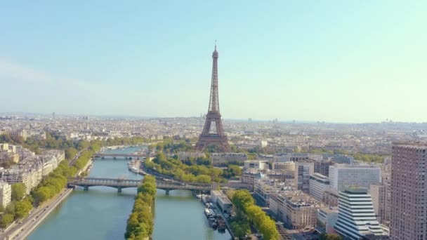 PARIS, FRANÇA - MAIO, 2019: Vista aérea de drones da Torre Eiffel e do Rio Sena no centro histórico da cidade de cima . — Vídeo de Stock