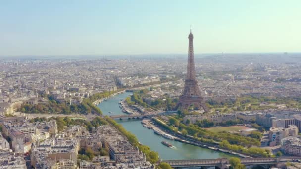 PARIS, FRANCE - MAY, 2019: Aerial drone view of Eiffel tower and Seine river in historical city centre from above. — Wideo stockowe