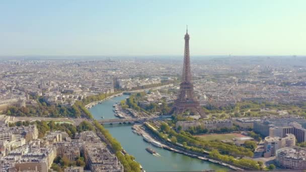 PARIGI, FRANCIA - MAGGIO 2019: Veduta aerea drone della Torre Eiffel e della Senna nel centro storico della città dall'alto . — Video Stock