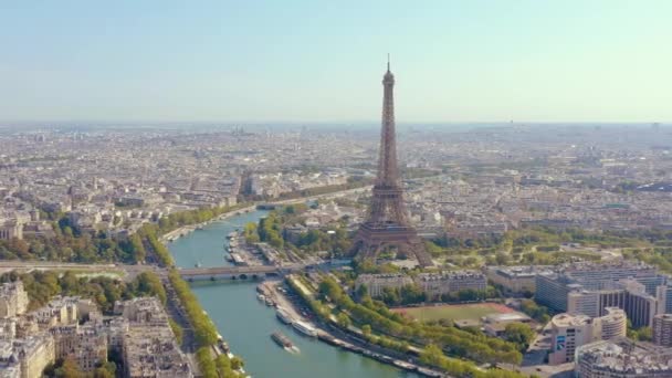 PARIS, FRANCE - MAY, 2019: Aerial drone view of Eiffel tower and Seine river in historical city centre from above. — ストック動画