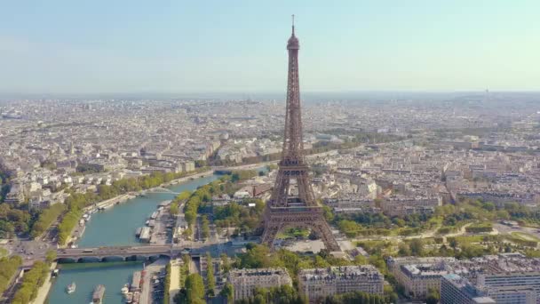 PARIGI, FRANCIA - MAGGIO 2019: Veduta aerea drone della Torre Eiffel e della Senna nel centro storico della città dall'alto . — Video Stock