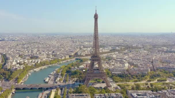 PARÍS, FRANCIA - MAYO de 2019: Vista aérea del dron de la torre Eiffel y el río Sena en el centro histórico de la ciudad desde arriba . — Vídeos de Stock