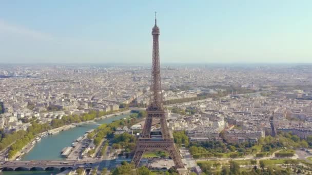 PARÍS, FRANCIA - MAYO de 2019: Vista aérea del dron de la torre Eiffel y el río Sena en el centro histórico de la ciudad desde arriba . — Vídeos de Stock