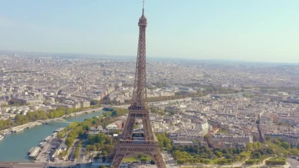 PARIS, FRANCE - MAY, 2019: Aerial drone view of Eiffel tower and Seine river in historical city centre from above. — Stock Video