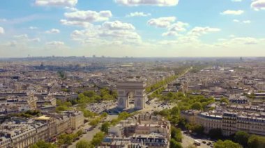 Paris, Fransa - Mayıs 2019: Tarihi şehir merkezinde Zafer Kemeri 'nin hava aracı görüntüsü.