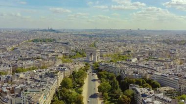 Paris, Fransa - Mayıs 2019: Tarihi şehir merkezinde Zafer Kemeri 'nin hava aracı görüntüsü.