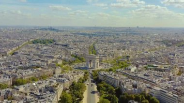 Paris, Fransa - Mayıs 2019: Tarihi şehir merkezinde Zafer Kemeri 'nin hava aracı görüntüsü.