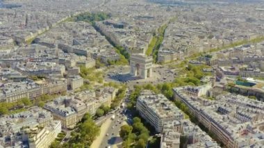 Paris, Fransa - Mayıs 2019: Tarihi şehir merkezinde Zafer Kemeri 'nin hava aracı görüntüsü.