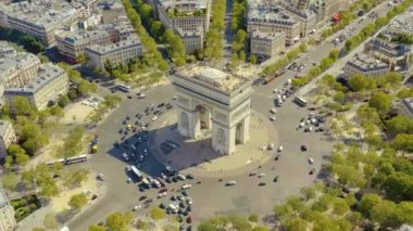 Paris, Fransa - Mayıs 2019: Tarihi şehir merkezinde Zafer Kemeri 'nin hava aracı görüntüsü.