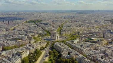 Paris, Fransa - Mayıs 2019: Tarihi şehir merkezinde Zafer Kemeri 'nin hava aracı görüntüsü.