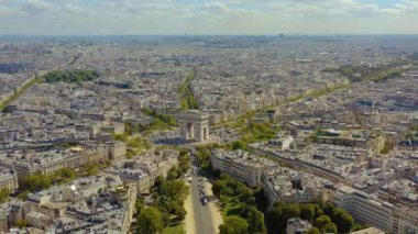 Paris, Fransa - Mayıs 2019: Tarihi şehir merkezinde Zafer Kemeri 'nin hava aracı görüntüsü.