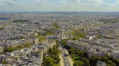 Paris, Fransa - Mayıs 2019: Tarihi şehir merkezinde Zafer Kemeri 'nin hava aracı görüntüsü.