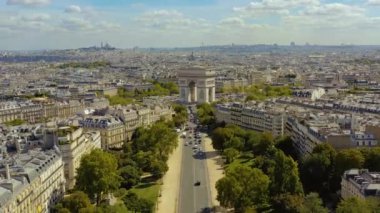 Paris, Fransa - Mayıs 2019: Tarihi şehir merkezinde Zafer Kemeri 'nin hava aracı görüntüsü.