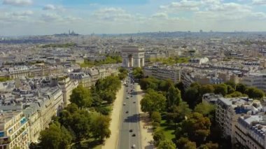 Paris, Fransa - Mayıs 2019: Tarihi şehir merkezinde Zafer Kemeri 'nin hava aracı görüntüsü.