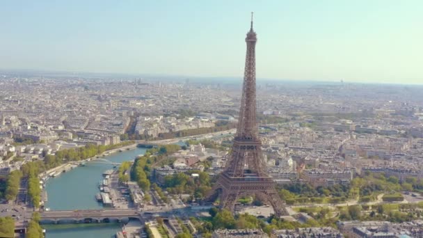 PARIGI, FRANCIA - MAGGIO 2019: Veduta aerea drone della Torre Eiffel e della Senna nel centro storico della città dall'alto . — Video Stock