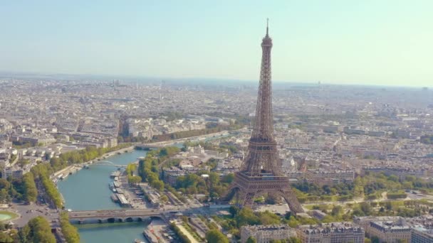 PARIS, FRANCE - MAY, 2019: Aerial drone view of Eiffel tower and Seine river in historical city centre from above. — ストック動画