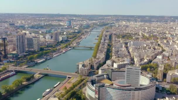 PARIS, FRANCE - MAY, 2019: Aerial drone view of the Seine riverside with bridges. — Stock Video