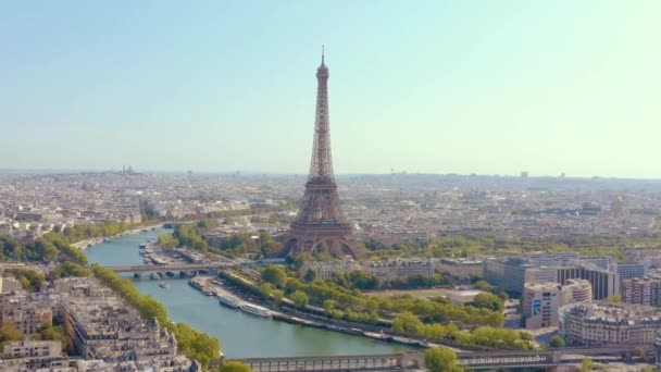 PARÍS, FRANCIA - MAYO de 2019: Vista aérea del dron de la torre Eiffel y el río Sena en el centro histórico de la ciudad desde arriba . — Vídeos de Stock