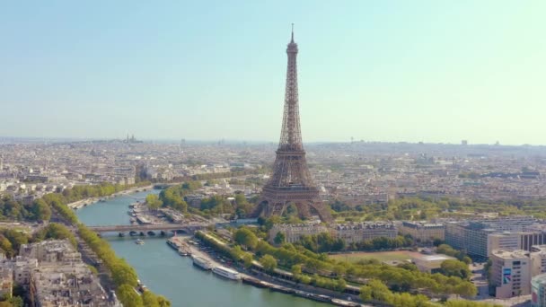 PARIS, FRANCE - MAY, 2019: Aerial drone view of Eiffel tower and Seine river in historical city centre from above. — стокове відео