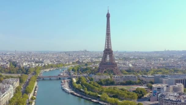 PARIS, FRANCE - MAY, 2019: Aerial drone view of Eiffel tower and Seine river in historical city centre from above. — Stok video