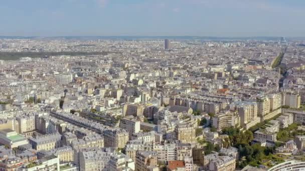 PARÍS, FRANCIA - MAYO DE 2019: Vista aérea del centro de París. Parte histórica de la ciudad con lugares de interés . — Vídeos de Stock