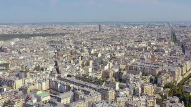 PARIS, FRANCE - MAI 2019 : Vue aérienne par drone du centre-ville de Paris. Quartier historique de la ville avec sites touristiques . — Video