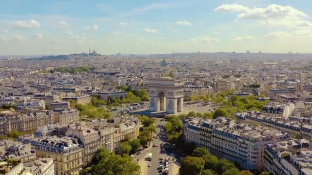 PARIS, FRANCE - MAI 2019 : Vue aérienne par drone du centre-ville de Paris. Quartier historique de la ville avec sites touristiques . — Video